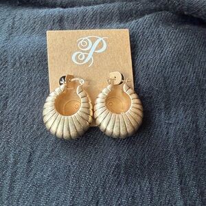 ‼️NWT Plunder Gold Ribbed Hoop Earrings